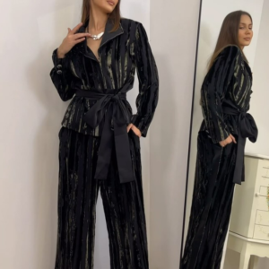 طقمًا أسود بخطوط معدنية