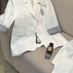 بدلة رسمية بيضاء