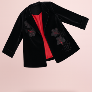 جاكيت المخملي الأسود المبطن بالأحمر والمطرّز بتصميم أنيق